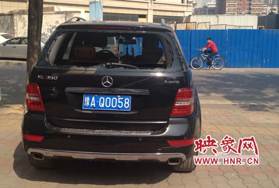 奔馳車夜停路邊被砸，損失萬(wàn)元以上