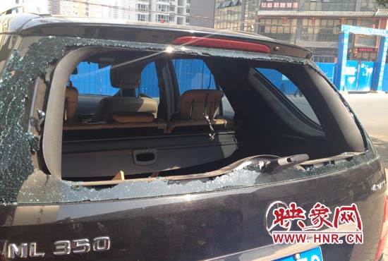 奔馳車夜停路邊被砸，損失萬(wàn)元以上