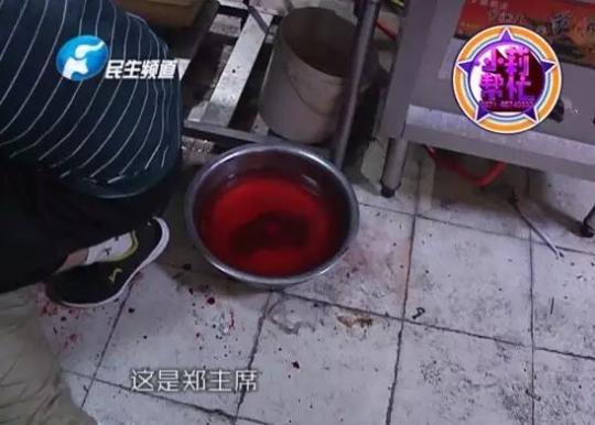 老板竟突然在廚房?jī)?nèi)割腕自殺!發(fā)現(xiàn)意外情況后，小莉趕緊對(duì)傷者進(jìn)行包扎，并撥打了120急救電話。