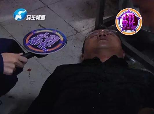 老板竟突然在廚房?jī)?nèi)割腕自殺!發(fā)現(xiàn)意外情況后，小莉趕緊對(duì)傷者進(jìn)行包扎，并撥打了120急救電話。