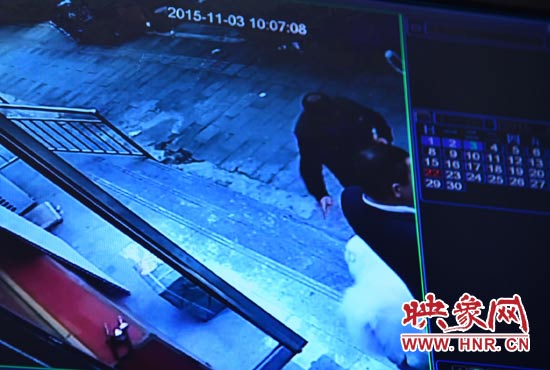 監(jiān)控錄像顯示，男子走向皮皮，將其拐走。