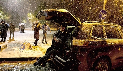 彈琴彈到手指都沒知覺了，還在一首又一首地唱。