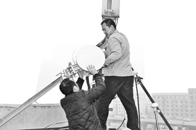 執(zhí)法人員在拆除非法無(wú)線(xiàn)電設(shè)備