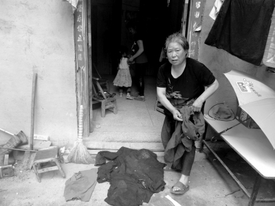 侯見志的母親拿出老伴受傷時穿的血衣。京華時報記者鄭羽佳攝