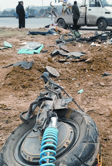 現(xiàn)場(chǎng)散落大量電動(dòng)車碎片，車輪已完全脫離車體，可見當(dāng)時(shí)車禍的慘烈程度