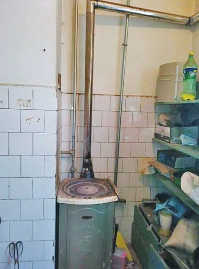 事發(fā)理發(fā)店取暖所用的爐子。