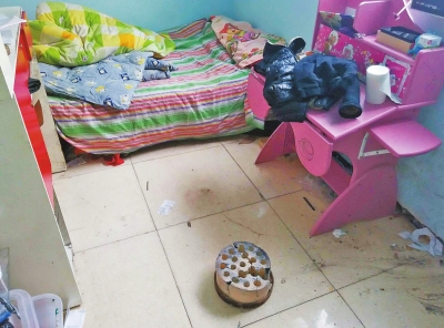 在理發(fā)店死者居住的臥室內(nèi)，地上放有一個大煤球。