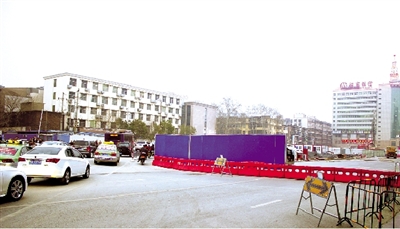 試圍擋后，車輛從西向東緩慢通行