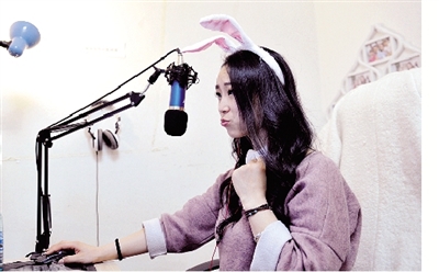 在一次直播中，小米戴上兔子頭飾，向網(wǎng)友賣萌