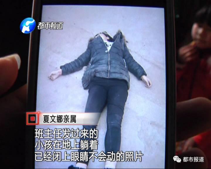 得知孩子沒去上學(xué)，家人擔(dān)心孩子發(fā)生意外，于是趕快報(bào)了警。讓人沒想到的是，剛報(bào)完警，家人收到了老師發(fā)來的照片。