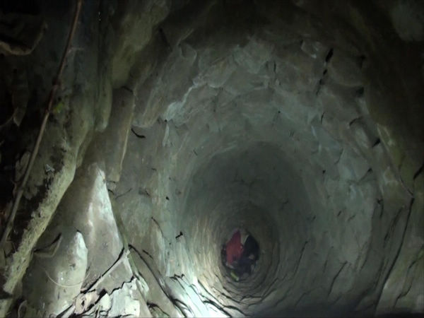 險(xiǎn)！女子凌晨墜入15米深井 命懸一線