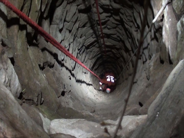 險(xiǎn)！女子凌晨墜入15米深井 命懸一線