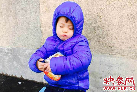 5歲娃冰天雪地睡著。