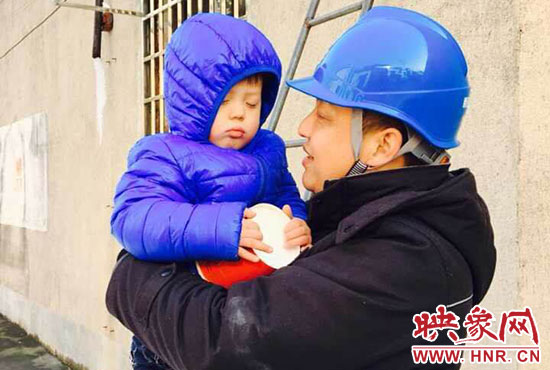 電工抱起孩子時(shí)，孩子還在睡。