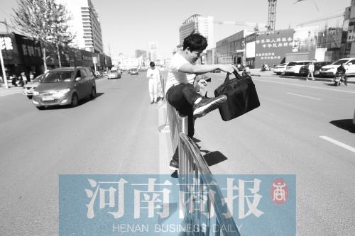 鄭州警察叔叔1小時(shí)抓住46名“跨欄選手”