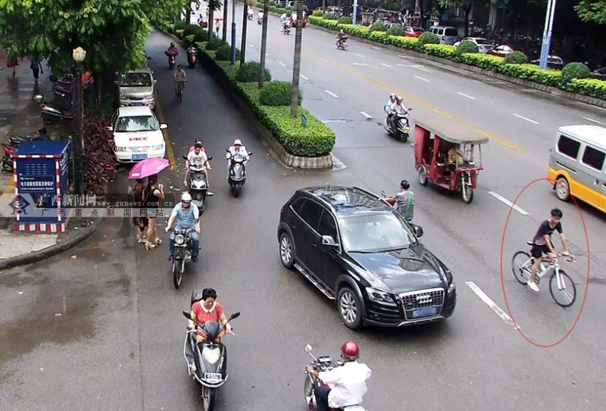 圖為肇事者撞人后逃逸。