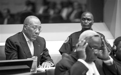 9月26日，荷蘭海牙，利比里亞前總統(tǒng)查爾斯·泰勒在法庭接受審判。