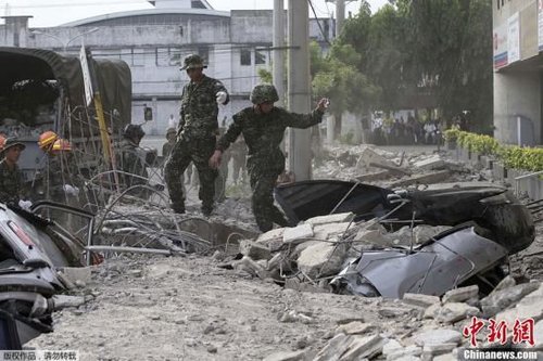 10月15日，菲律賓中部地區(qū)發(fā)生7.2級地震，災(zāi)情持續(xù)擴(kuò)大，菲官方稱地震已造成宿務(wù)、保和等省份數(shù)十人遇難，數(shù)百人受傷，大批建筑物受損。圖為菲律賓軍方在搜救被困者。