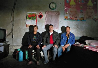 10月18日，自鋸病腿的鄭艷良所在的保定市清苑縣東臧村，有多家農(nóng)戶大病難醫(yī)，村民王新建（中）得了白血