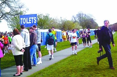 北京馬拉松“尿紅墻” 集體噓噓是傳統(tǒng)？