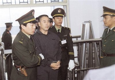 2000年9月30日，河南商丘，胡萬林被法警押上法庭。