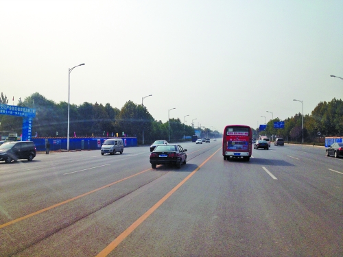 鄭開大道上隨處可見車輛駛?cè)腚p黃線超車,很危險。