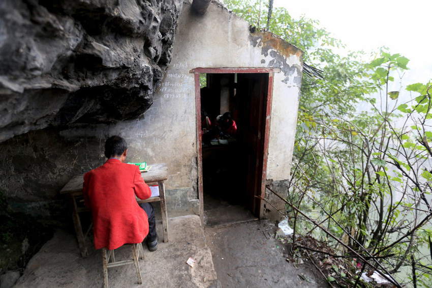 左邊是絕壁，右邊是懸崖，這樣一個讓人“倒吸涼氣”的地方，卻是袁老師的“辦公室”。