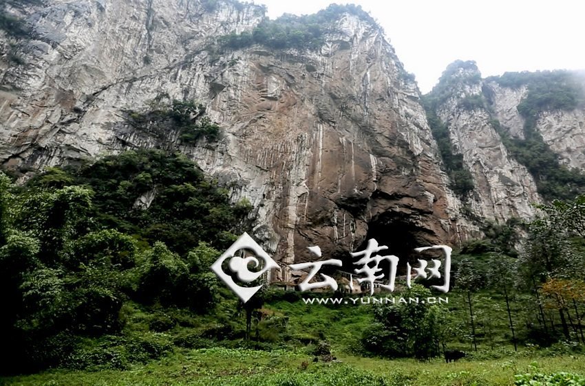 大鍋圈小學就建在這樣一個懸崖絕壁邊上。