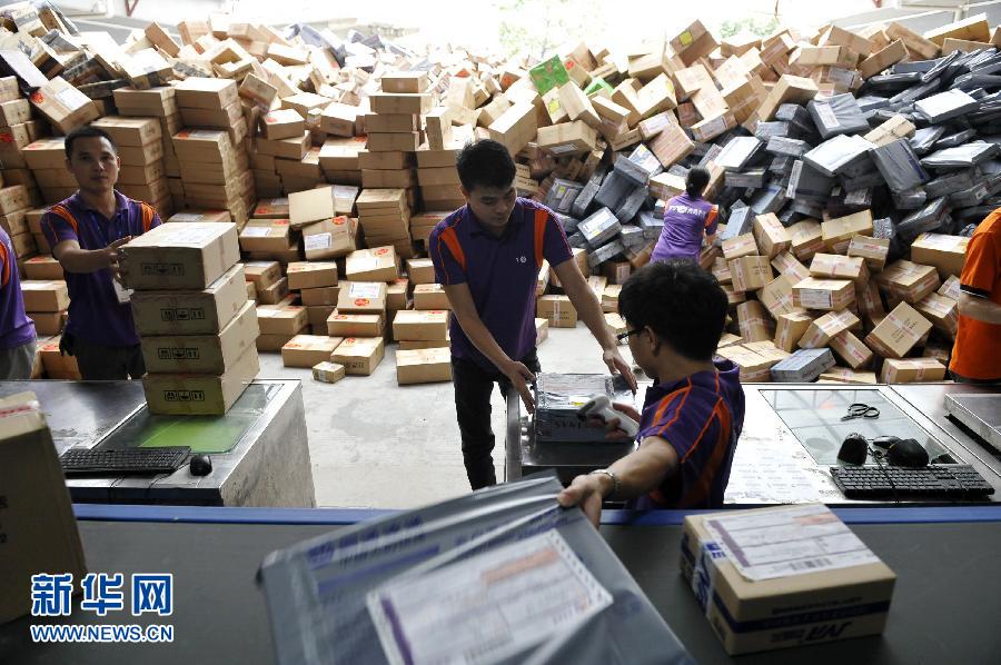 11月11日，在圓通公司廣州一處分揀站，工作人員加緊掃描快件。