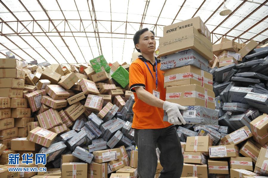 　11月11日，在圓通公司廣州一處分揀站，工作人員加緊處理堆積如山的快件。