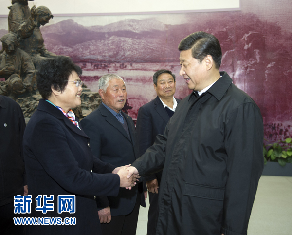 25日上午，習(xí)近平在臨沂華東革命烈士陵園參觀沂蒙精神展并會見當(dāng)?shù)叵冗M(jìn)模范和當(dāng)年支前模范后代代表。