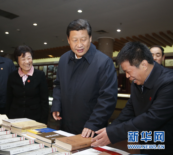 26日上午，習(xí)近平在孔子研究院參觀考察。新華社記者鞠鵬 攝