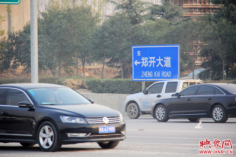 獨家:記者走訪鄭開大道 已放置數(shù)百個水泥隔離樁 獨家:記者走訪鄭開大道 已放置數(shù)百個水泥隔離樁