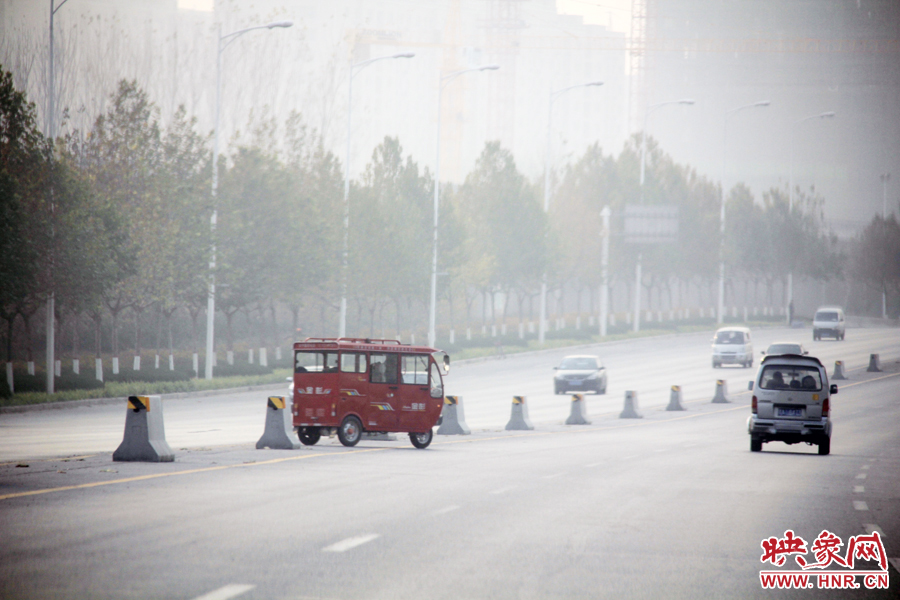 獨家:記者走訪鄭開大道 已放置數(shù)百個水泥隔離樁 獨家:記者走訪鄭開大道 已放置數(shù)百個水泥隔離樁