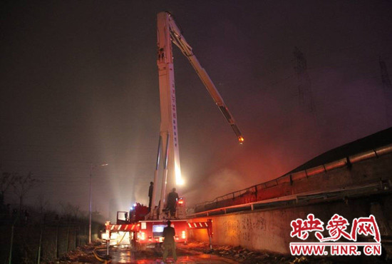 消防官兵正在現(xiàn)場(chǎng)