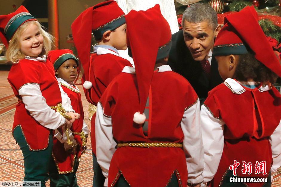 奧巴馬全家錄制圣誕節(jié)目 與“小矮人”互動(dòng)其樂融融