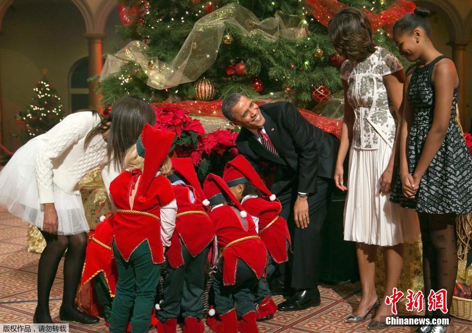 奧巴馬全家錄制圣誕節(jié)目 與“小矮人”互動(dòng)其樂融融