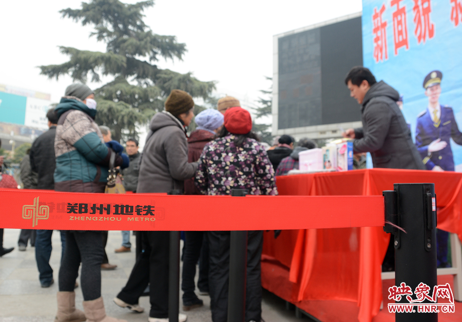 鄭州地鐵進(jìn)社區(qū)活動(dòng)在紫荊山廣場(chǎng)舉行 鄭州地鐵進(jìn)社區(qū)活動(dòng)在紫荊山廣場(chǎng)舉行