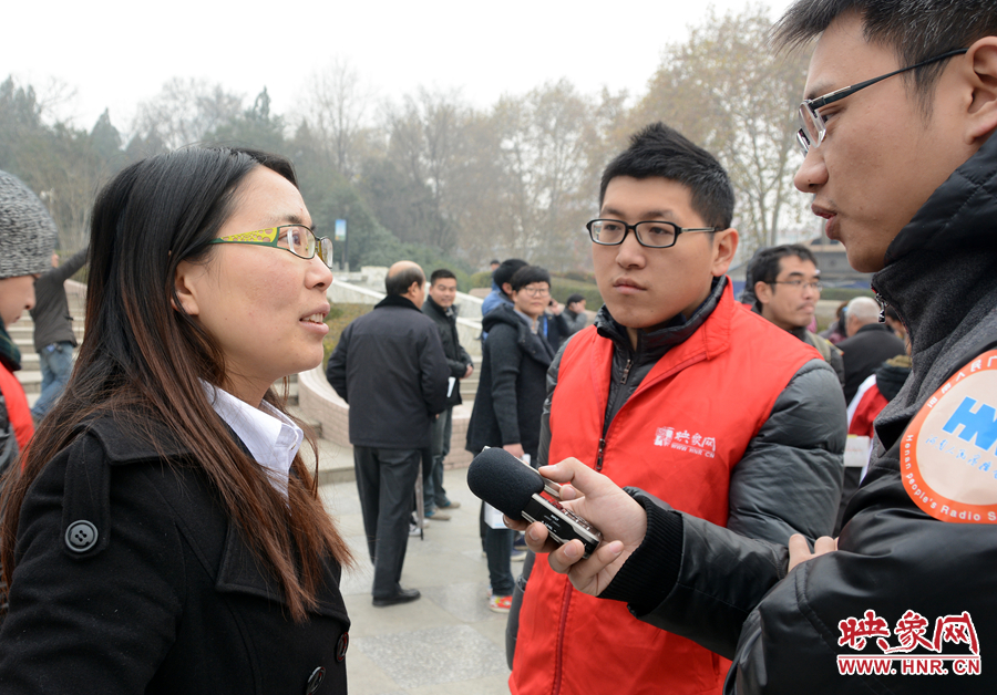 活動(dòng)現(xiàn)場(chǎng)映象網(wǎng)記者和新聞廣播記者采訪地鐵相關(guān)負(fù)責(zé)人 活動(dòng)現(xiàn)場(chǎng)映象網(wǎng)記者和新聞廣播記者采訪地鐵相關(guān)負(fù)責(zé)人