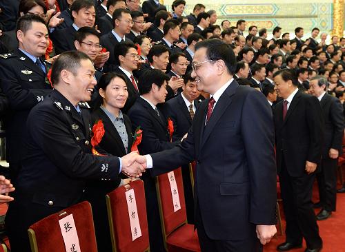 楊華民獲評(píng)全國(guó)“人民滿(mǎn)意的公務(wù)員” 李克強(qiáng)表彰接見(jiàn)