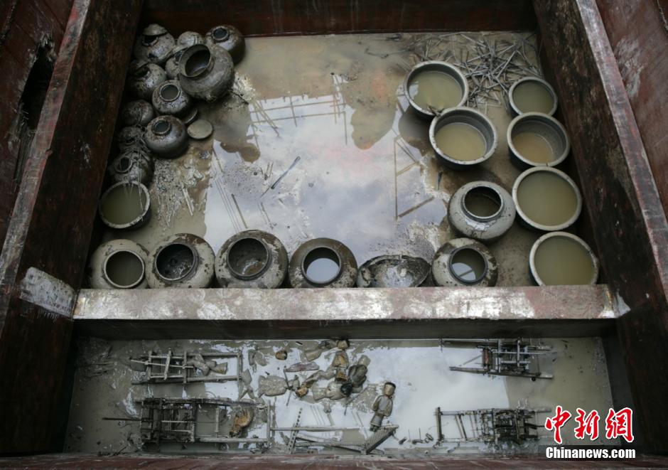 圖為漢墓群發(fā)掘現(xiàn)場(chǎng)出土了大量珍貴文物。