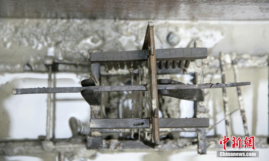 圖為蜀錦織機(jī)仿真蜀錦織機(jī)，為我國(guó)唯一有出土單位、完整保存的織機(jī)模型。