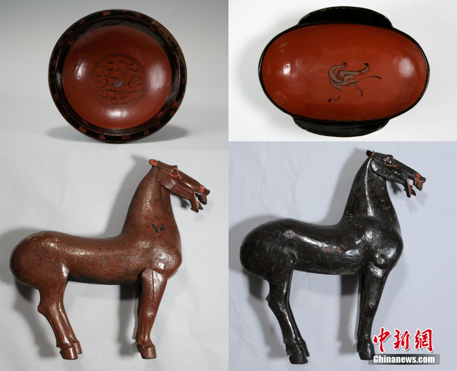 圖為出土漆器240余件，器形有耳杯、奩、幾、盤(pán)、盒、俑、馬等。