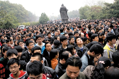 去年3月16日，武漢華中科技大學(xué)，“北約”、“華約”、“卓越”聯(lián)盟自主招生選拔考試湖北考點(diǎn)，考生等待進(jìn)場。 圖/CFP