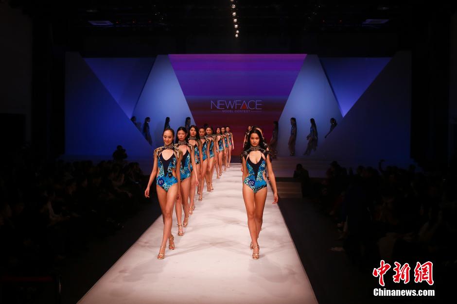 新面孔中國(guó)模特大賽總決賽 選手戴口罩呼喚環(huán)保 新面孔中國(guó)模特大賽總決賽 選手戴口罩呼喚環(huán)保