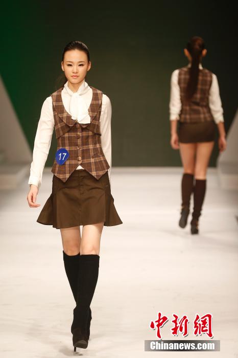 新面孔中國(guó)模特大賽總決賽 選手戴口罩呼喚環(huán)保 新面孔中國(guó)模特大賽總決賽 選手戴口罩呼喚環(huán)保