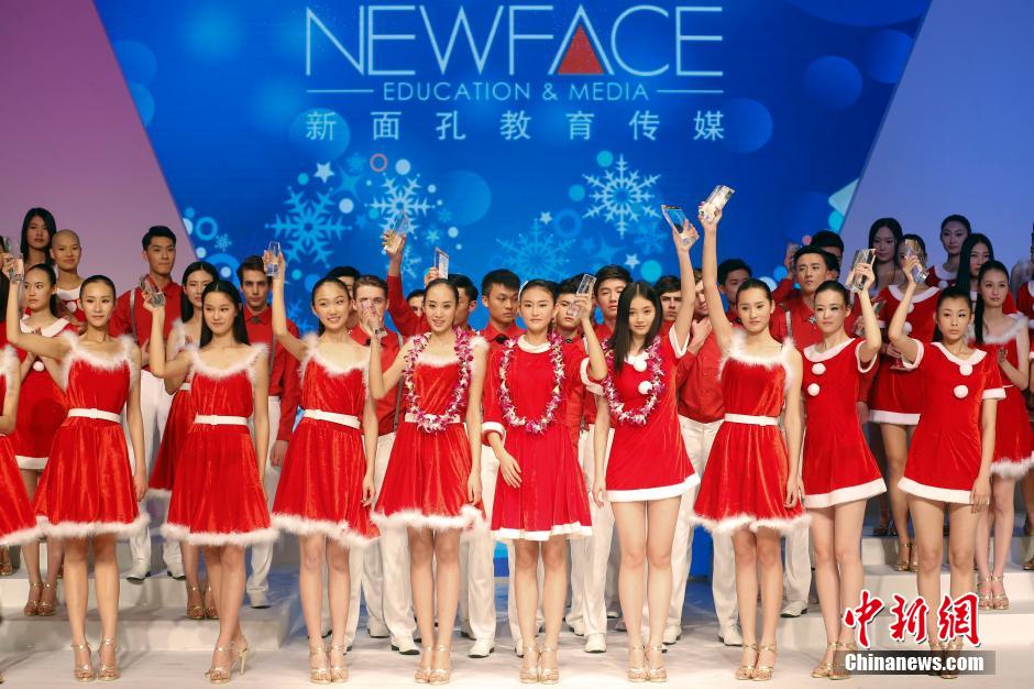 新面孔中國(guó)模特大賽總決賽 選手戴口罩呼喚環(huán)保 新面孔中國(guó)模特大賽總決賽 選手戴口罩呼喚環(huán)保