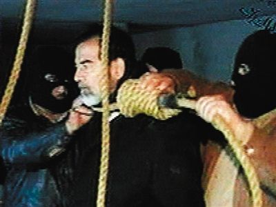 警衛(wèi)給薩達(dá)姆套上絞刑工具。