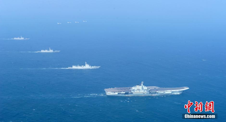 圖為遼寧艦與水面艦艇、飛機進行協(xié)同訓(xùn)練。中新社發(fā) 胡鍇冰 攝