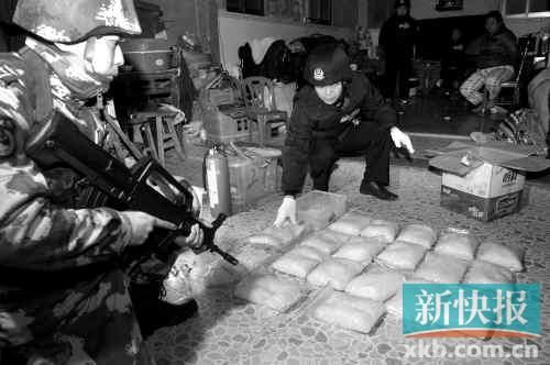 警方在村民家中搜獲大量冰毒。